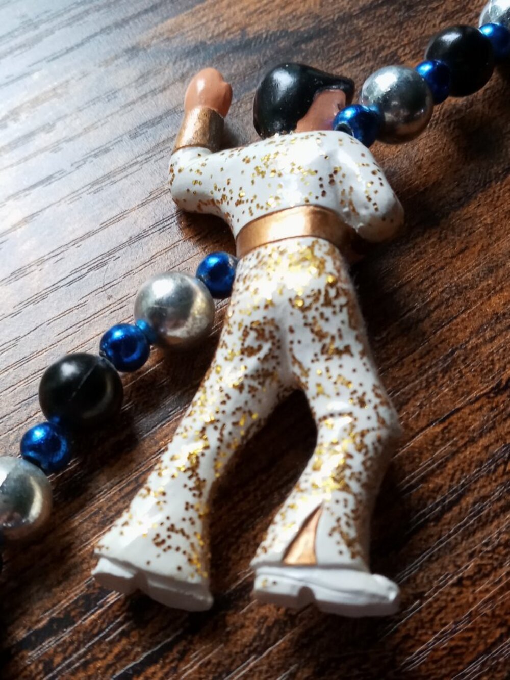 Vintage Mardi Gras Throw Bead Necklace w/3 Elvis Presley Figurines 🕺🎙️🎸⚡️ - Picture 3 of 16